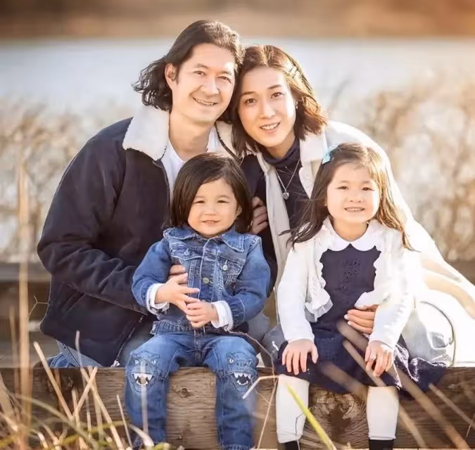 恭喜!鐘嘉欣38歲生日官宣懷三胎喜訊,一雙兒女緊貼肚皮好溫馨