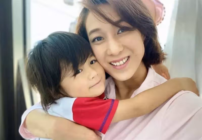 恭喜!鐘嘉欣38歲生日官宣懷三胎喜訊,一雙兒女緊貼肚皮好溫馨