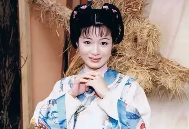 陳少霞入住新豪宅,曬自家菜園,65歲老公與3歲女兒開心摘菜,一家人樂在其中