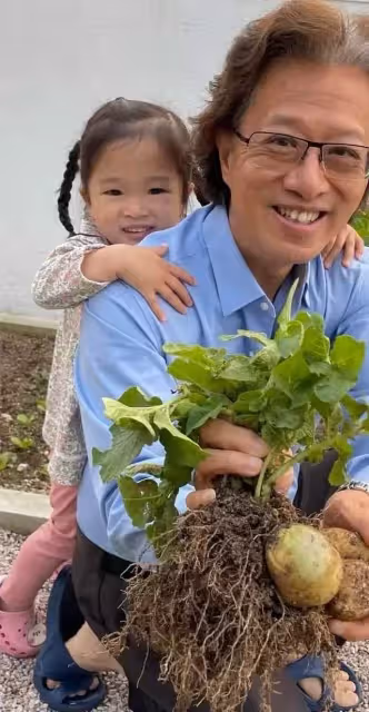 陳少霞入住新豪宅，曬自家菜園，65歲老公與3歲女兒開心摘菜，一家人樂在其中