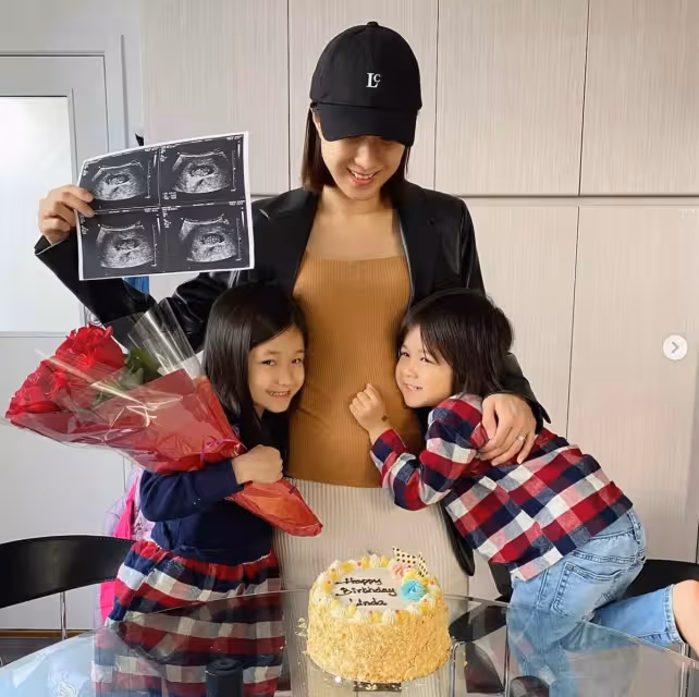 38歲鐘嘉欣生日官宣三胎!帶一雙兒女曬B超照,大13歲老公未露面