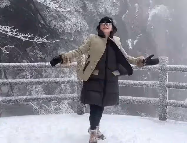 劉嘉玲素顏跑步,皮膚粗糙有皺紋和黃斑,網友:不化妝還沒普通人漂亮!