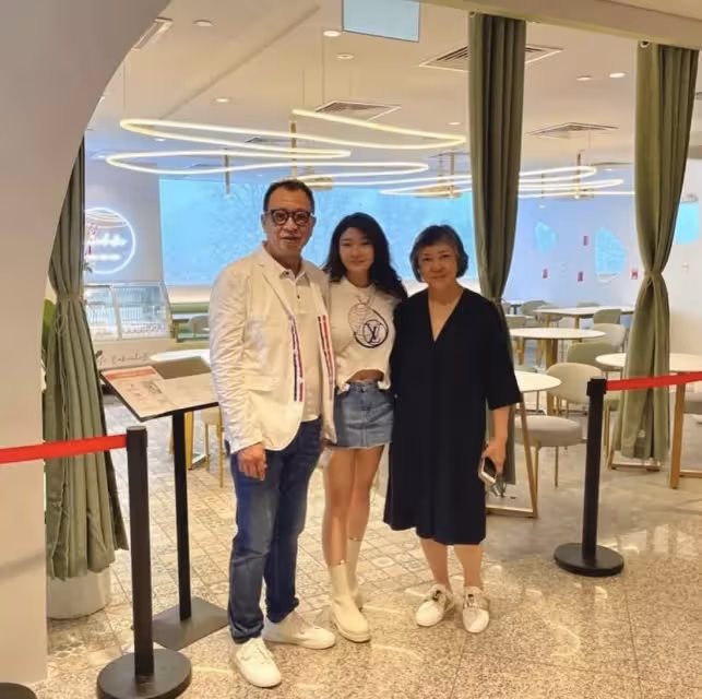 許紹雄女兒在新加坡開設第二家咖啡店,開業第一天客似雲來,忙的不亦樂乎