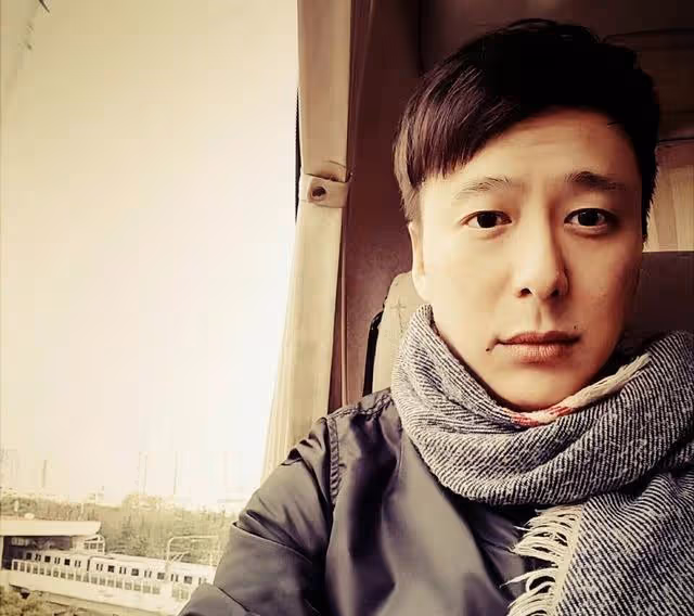 香港知名男星承認出軌！背著前女友用手機調情，幾段感情無縫連接