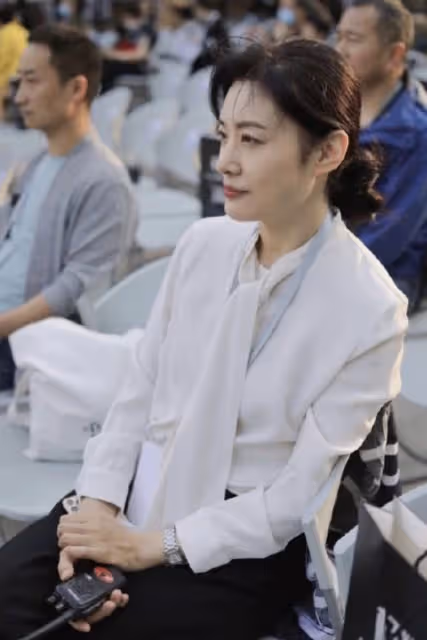 前「央視一姐」周濤跨界拍戲！將與張國立同台飆戲，54歲氣質超贊