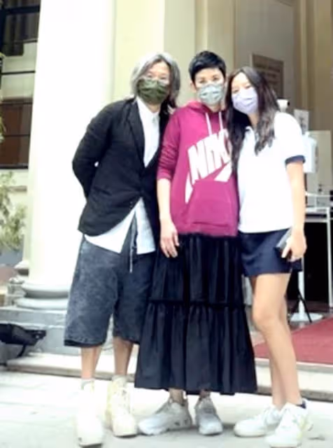 吳君如15歲女兒近照曝光,外形靚麗長腿搶鏡,身高超過陳可辛肩膀,網友:不出道可惜了