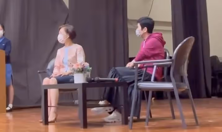 吳君如15歲女兒近照曝光,外形靚麗長腿搶鏡,身高超過陳可辛肩膀,網友:不出道可惜了