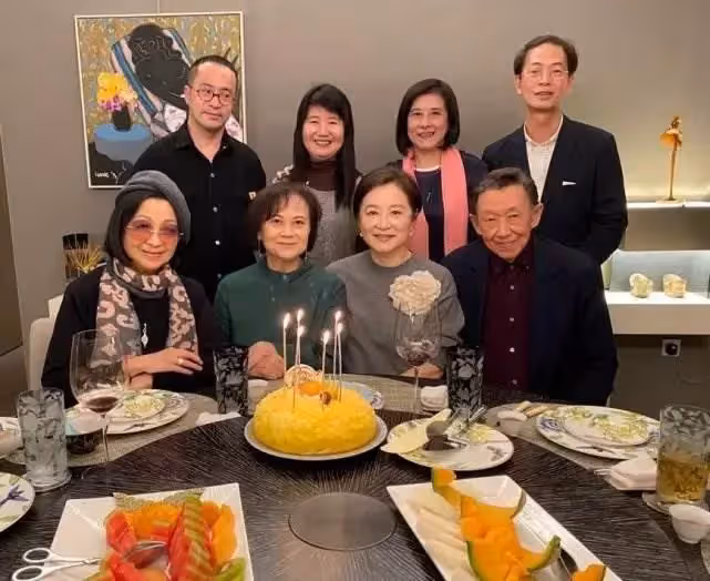 74歲秦漢「小孫女罕曝光」一雙大眼古靈精怪,閒在家「為孫女下廚」眼神滿滿寵愛,網友:人生圓滿了