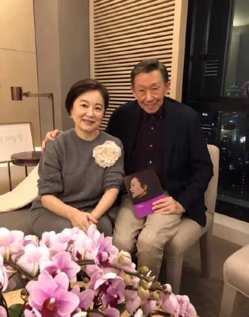 74歲秦漢「小孫女罕曝光」一雙大眼古靈精怪,閒在家「為孫女下廚」眼神滿滿寵愛,網友:人生圓滿了