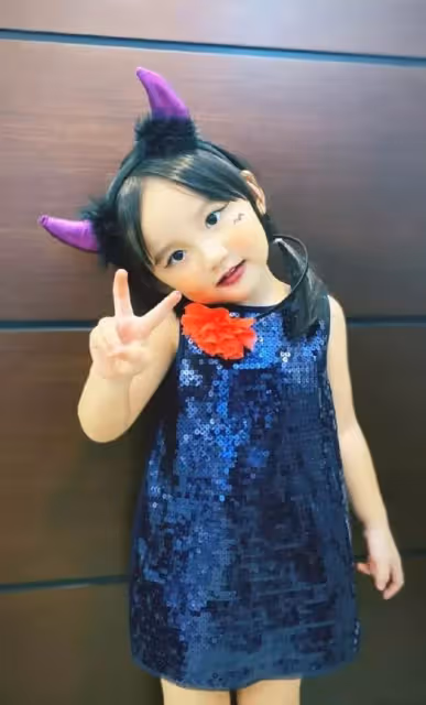 74歲秦漢「小孫女罕曝光」一雙大眼古靈精怪,閒在家「為孫女下廚」眼神滿滿寵愛,網友:人生圓滿了