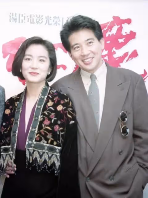 74歲秦漢「小孫女罕曝光」一雙大眼古靈精怪,閒在家「為孫女下廚」眼神滿滿寵愛,網友:人生圓滿了