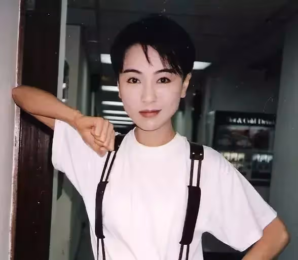 「短髮女神」袁潔瑩罕見現身,身材消瘦體重不足80斤,至今單身,網友:可惜了曾經這麼好的姑娘
