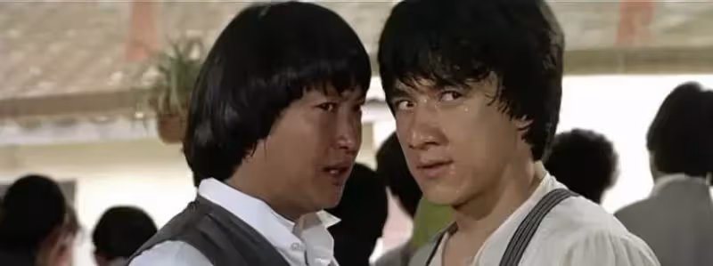 29年前,成龍和洪金寶的功夫對決,創造了兩部經典,卻輸給周星馳!