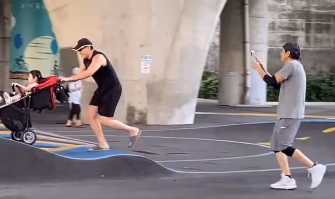 秦漢現身運動場,拿手機追拍兒子孫女太溫馨,75歲打扮年輕似小伙