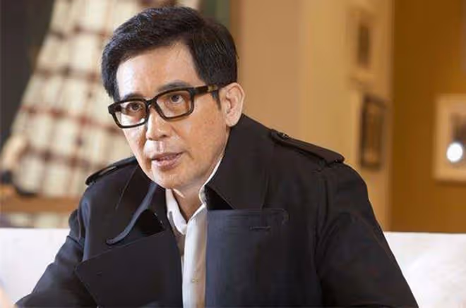 秦漢現身運動場,拿手機追拍兒子孫女太溫馨,75歲打扮年輕似小伙