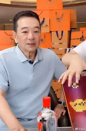 張晨光64歲了「還被人指著鼻子罵」：不好好拍戲幹嘛！老淚縱橫「仍強顏歡笑賣貨」網心疼：又不偷又不搶