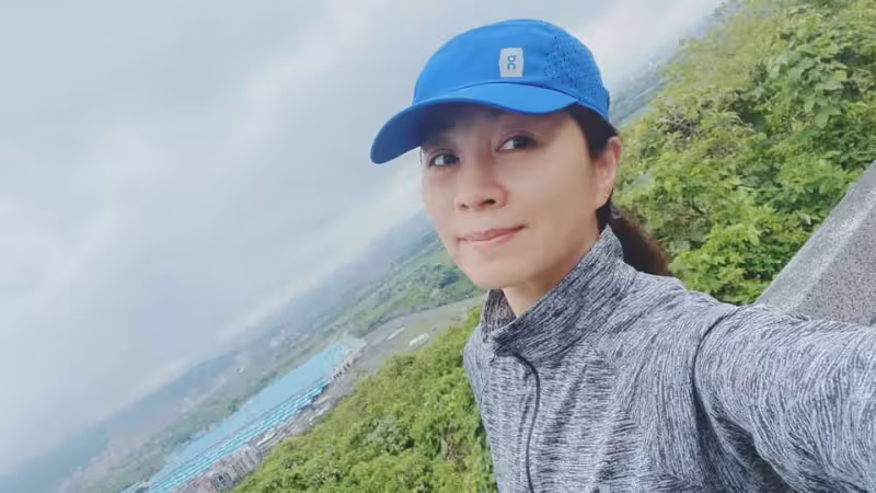 56歲還能牽媽媽手!方文琳「公開孝親行程」83歲母樂開懷 曝「三代同堂燦笑照」全網驚呼:太羨慕