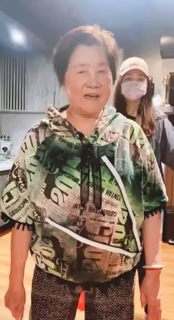 56歲還能牽媽媽手!方文琳「公開孝親行程」83歲母樂開懷 曝「三代同堂燦笑照」全網驚呼:太羨慕