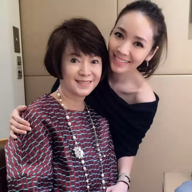 差超多！43歲女星被疑整形「認了不太像自己」瘋傳「無修圖濾鏡照」全網看傻：這才是本人