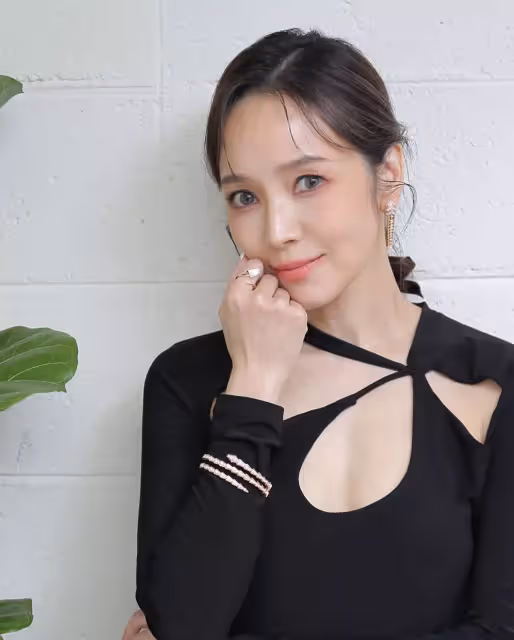 差超多！43歲女星被疑整形「認了不太像自己」瘋傳「無修圖濾鏡照」全網看傻：這才是本人