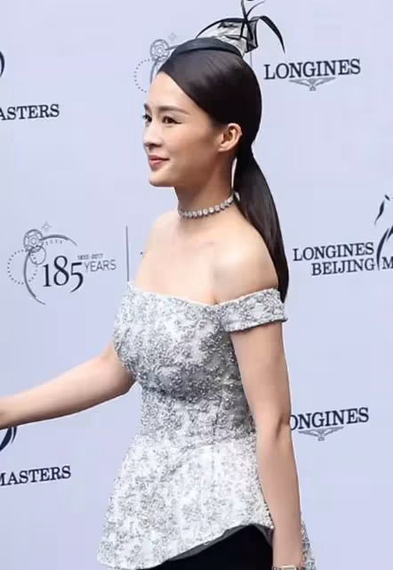 李沁不走尋常路，巧把禮服裙擺剪掉，直接套條褲子，效果讓人意外