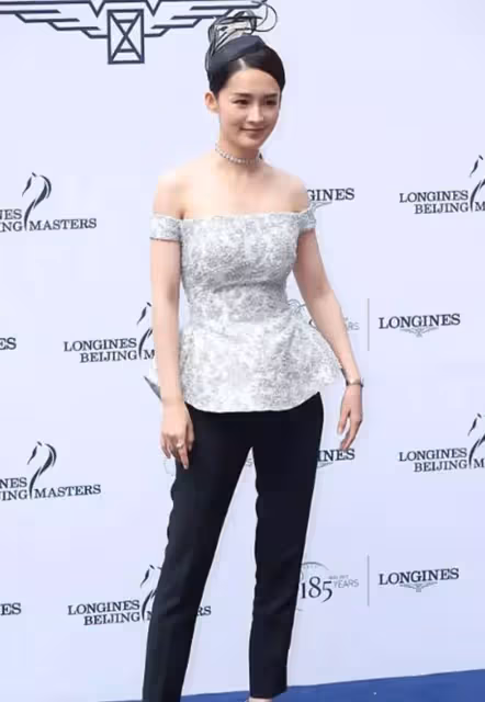 李沁不走尋常路，巧把禮服裙擺剪掉，直接套條褲子，效果讓人意外