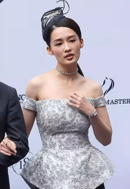 李沁不走尋常路，巧把禮服裙擺剪掉，直接套條褲子，效果讓人意外