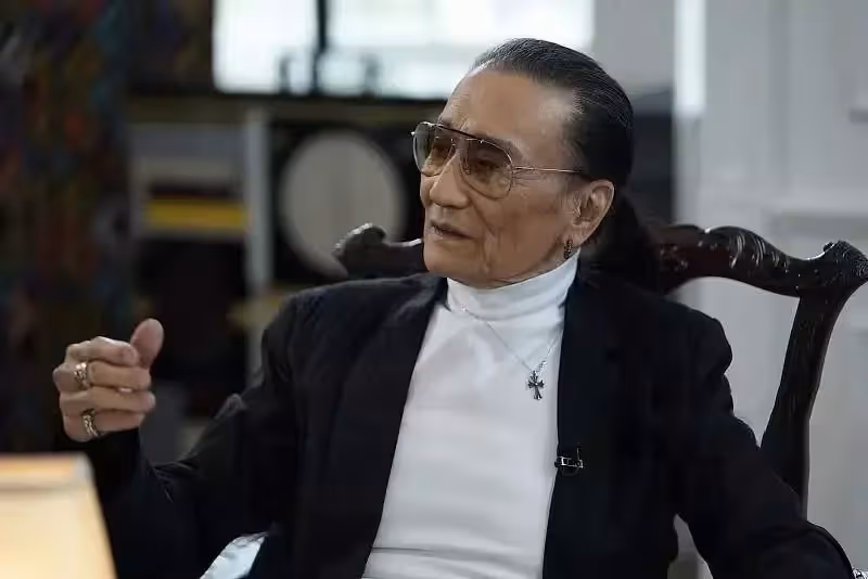 84歲「四哥」謝賢終於脫下墨鏡！一臉慈祥挑戰江湖打手，桃花眼不再無損帥氣模樣，網友「看起來老了20歲」，媒評：此生無憾