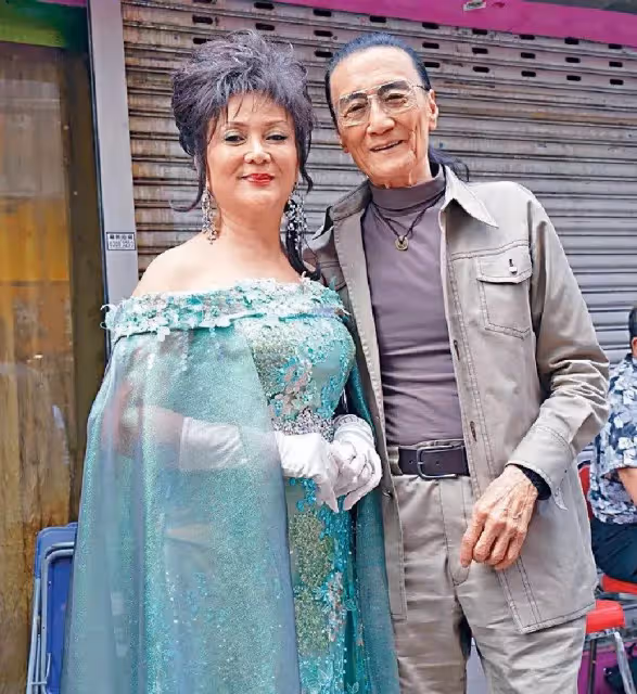 84歲「四哥」謝賢終於脫下墨鏡！一臉慈祥挑戰江湖打手，桃花眼不再無損帥氣模樣，網友「看起來老了20歲」，媒評：此生無憾