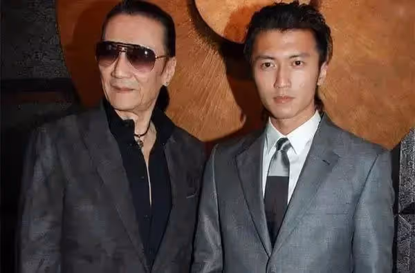 84歲「四哥」謝賢終於脫下墨鏡！一臉慈祥挑戰江湖打手，桃花眼不再無損帥氣模樣，網友「看起來老了20歲」，媒評：此生無憾