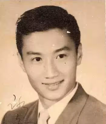 84歲「四哥」謝賢終於脫下墨鏡！一臉慈祥挑戰江湖打手，桃花眼不再無損帥氣模樣，網友「看起來老了20歲」，媒評：此生無憾