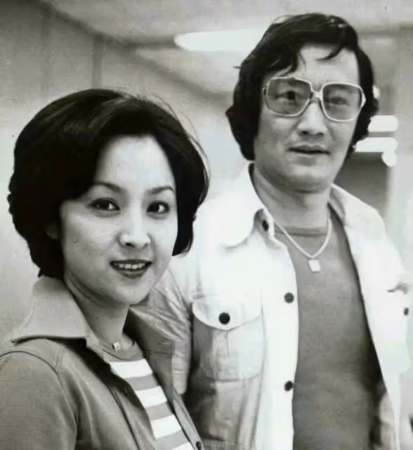84歲「四哥」謝賢終於脫下墨鏡！一臉慈祥挑戰江湖打手，桃花眼不再無損帥氣模樣，網友「看起來老了20歲」，媒評：此生無憾