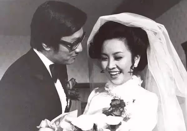 84歲「四哥」謝賢終於脫下墨鏡！一臉慈祥挑戰江湖打手，桃花眼不再無損帥氣模樣，網友「看起來老了20歲」，媒評：此生無憾
