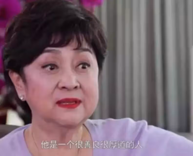 84歲「四哥」謝賢終於脫下墨鏡！一臉慈祥挑戰江湖打手，桃花眼不再無損帥氣模樣，網友「看起來老了20歲」，媒評：此生無憾