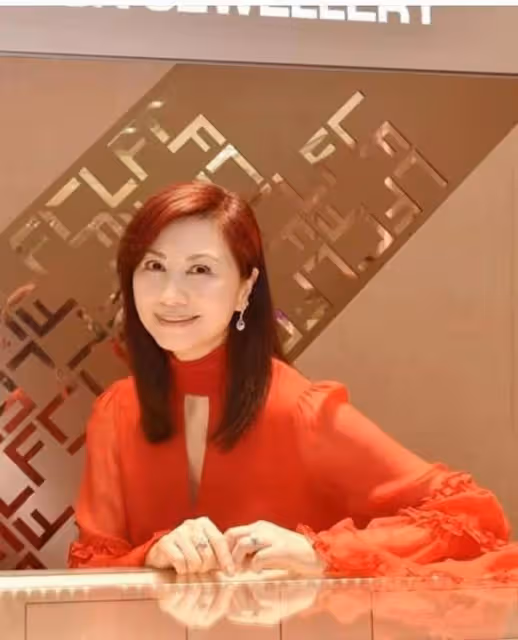 超靚!55歲前港姐冠軍零濾鏡素顏震撼網友,經歷三次婚姻終嫁初戀