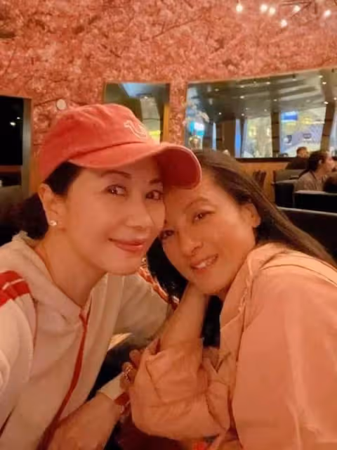 超靚!55歲前港姐冠軍零濾鏡素顏震撼網友,經歷三次婚姻終嫁初戀