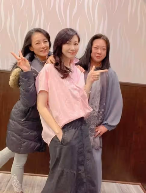 超靚!55歲前港姐冠軍零濾鏡素顏震撼網友,經歷三次婚姻終嫁初戀