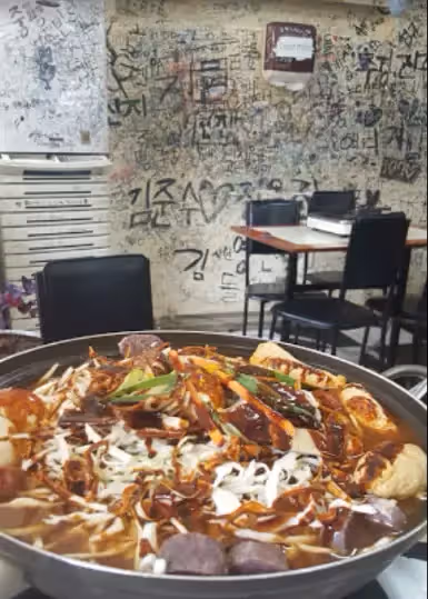 《社內相親》7大取景地!女主家炸雞店,海灘和拉麵店都是人氣打卡地!