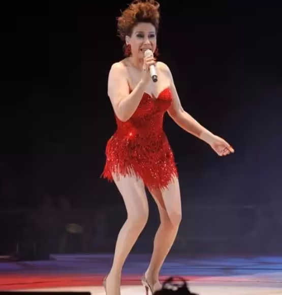 世界欠她一個「道歉」！鐵肺天后甄妮「守寡4年後生下一女」被罵不守婦道　女兒長大「樣貌神似亡夫」衆人淚：情深義重