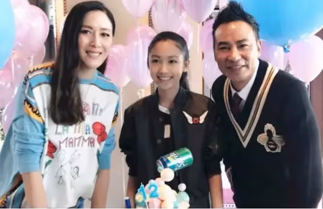 任達華女兒坐遊艇秀身材，引曾華倩兒子點贊，年僅17歲長相成熟