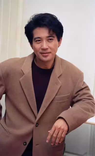 74歲秦漢近期生活照曝光！一身黑色風衣氣質俊朗「不輸小鮮肉」與林青霞分手至今：孤身一人惹人歎