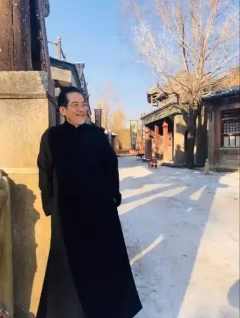 74歲秦漢近期生活照曝光！一身黑色風衣氣質俊朗「不輸小鮮肉」與林青霞分手至今：孤身一人惹人歎