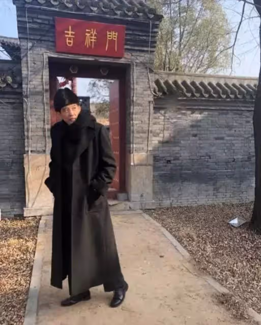 74歲秦漢近期生活照曝光！一身黑色風衣氣質俊朗「不輸小鮮肉」與林青霞分手至今：孤身一人惹人歎