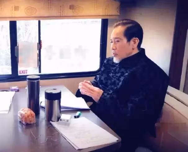 74歲秦漢近期生活照曝光！一身黑色風衣氣質俊朗「不輸小鮮肉」與林青霞分手至今：孤身一人惹人歎