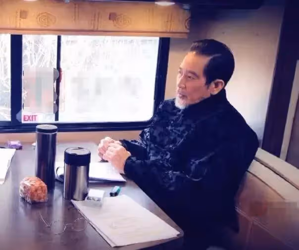 74歲秦漢近期生活照曝光！一身黑色風衣氣質俊朗「不輸小鮮肉」與林青霞分手至今：孤身一人惹人歎
