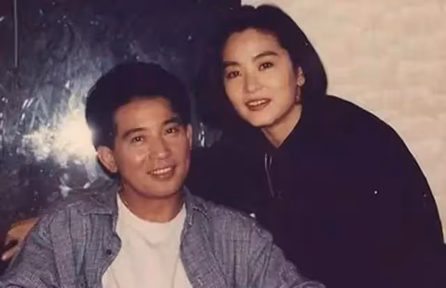 74歲秦漢近期生活照曝光！一身黑色風衣氣質俊朗「不輸小鮮肉」與林青霞分手至今：孤身一人惹人歎