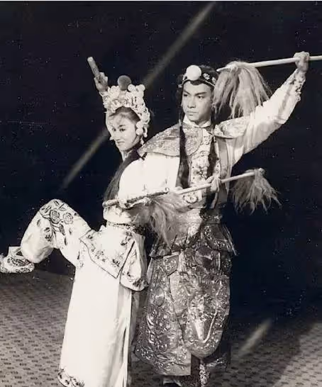 同姓不同命：哥哥猝死家中9天無人知，妹妹成影后 網友：最帥的武生，可惜！