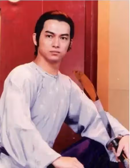 同姓不同命：哥哥猝死家中9天無人知，妹妹成影后 網友：最帥的武生，可惜！