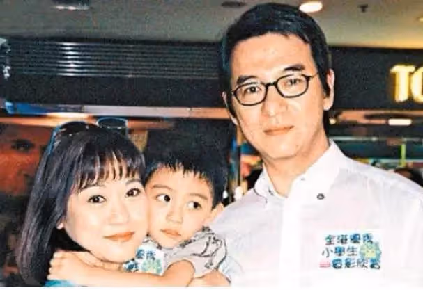同姓不同命：哥哥猝死家中9天無人知，妹妹成影后 網友：最帥的武生，可惜！