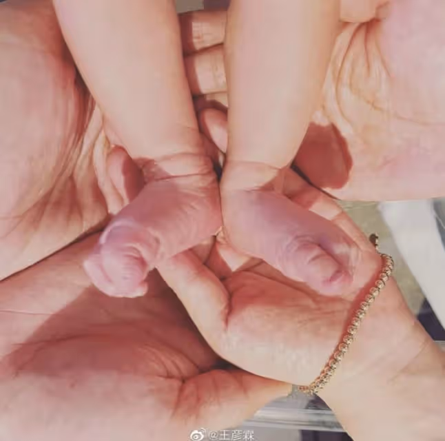 32歲王彥霖升級當爸!曬嬰兒小腳皮膚起皺,妻子低調公布寶寶性別